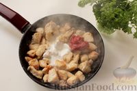 Фото приготовления рецепта: Филе индейки, тушенное в томатно-сметанном соусе - шаг №5