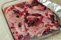Фото приготовления рецепта: Свиная корейка на кости, запечённая в ягодно-медовом маринаде - шаг №11