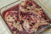 Фото приготовления рецепта: Свиная корейка на кости, запечённая в ягодно-медовом маринаде - шаг №12