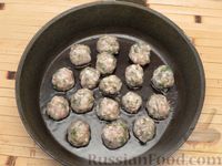 Фото приготовления рецепта: Тефтели из куриного фарша с рисом и грибами, в сливочно-томатном соусе - шаг №6