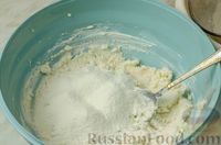 Фото приготовления рецепта: Рогалики из песочного теста на сметане и смальце, с орехами, изюмом и маком - шаг №4