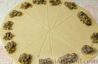 Фото приготовления рецепта: Рогалики из песочного теста на сметане и смальце, с орехами, изюмом и маком - шаг №12