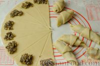 Фото приготовления рецепта: Рогалики из песочного теста на сметане и смальце, с орехами, изюмом и маком - шаг №13