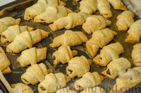 Фото приготовления рецепта: Рогалики из песочного теста на сметане и смальце, с орехами, изюмом и маком - шаг №15