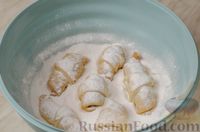 Фото приготовления рецепта: Рогалики из песочного теста на сметане и смальце, с орехами, изюмом и маком - шаг №16