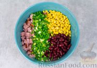 Фото приготовления рецепта: Салат с ветчиной, консервированной фасолью и кукурузой - шаг №3