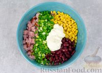 Фото приготовления рецепта: Салат с ветчиной, консервированной фасолью и кукурузой - шаг №4