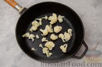 Фото приготовления рецепта: Жареная цветная капуста со стручковой фасолью и грибами - шаг №3