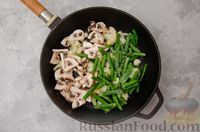 Фото приготовления рецепта: Жареная цветная капуста со стручковой фасолью и грибами - шаг №4