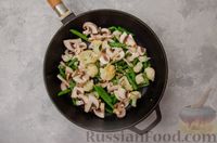 Фото приготовления рецепта: Жареная цветная капуста со стручковой фасолью и грибами - шаг №5