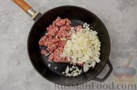 Фото приготовления рецепта: Капуста, тушенная с мясным фаршем и булгуром (на сковороде) - шаг №5