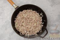 Фото приготовления рецепта: Капуста, тушенная с мясным фаршем и булгуром (на сковороде) - шаг №6