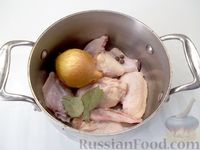 Фото приготовления рецепта: Куриный суп с квасом и вермишелью - шаг №4