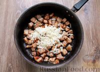 Фото приготовления рецепта: Картошка, тушенная со свининой и капустой - шаг №4
