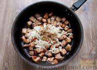 Фото приготовления рецепта: Картошка, тушенная со свининой и капустой - шаг №5