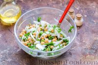 Фото приготовления рецепта: Салат с нутом, оливками и сыром - шаг №9