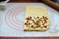 Фото приготовления рецепта: Творожный рулет с оливками и вялеными помидорами - шаг №9
