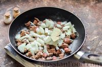 Фото приготовления рецепта: Слоёные тарталетки-лодочки с говядиной в томатном соусе - шаг №6