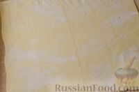 Фото приготовления рецепта: Закусочный рождественский венок из слоеного теста, с красной рыбой и сливочным сыром - шаг №2