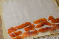 Фото приготовления рецепта: Закусочный рождественский венок из слоеного теста, с красной рыбой и сливочным сыром - шаг №4