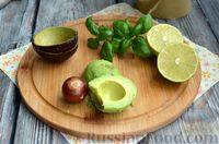 Фото приготовления рецепта: Жареная форель с соусом из авокадо и базилика - шаг №7