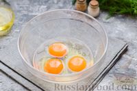 Фото приготовления рецепта: Картофельные блинчики с яйцами и солёной рыбой - шаг №2
