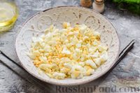 Фото приготовления рецепта: Картофельные блинчики с яйцами и солёной рыбой - шаг №11