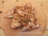Фото приготовления рецепта: Куриные крылышки, запечённые с брокколи и тыквой - шаг №3