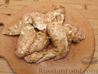 Фото приготовления рецепта: Куриные крылышки, запечённые с брокколи и тыквой - шаг №4
