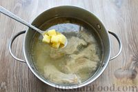 Фото приготовления рецепта: Томатный суп со свиными рёбрышками и рисом - шаг №3