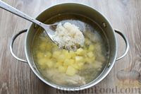 Фото приготовления рецепта: Томатный суп со свиными рёбрышками и рисом - шаг №4