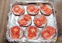 Фото приготовления рецепта: Котлеты из мясного фарша, запечённые с сыром и помидорами - шаг №11