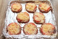 Фото приготовления рецепта: Котлеты из мясного фарша, запечённые с сыром и помидорами - шаг №12