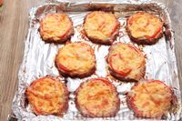 Фото приготовления рецепта: Котлеты из мясного фарша, запечённые с сыром и помидорами - шаг №13