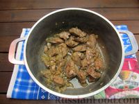 Фото приготовления рецепта: Булгур с куриной печенью и шампиньонами - шаг №7