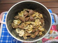 Фото приготовления рецепта: Булгур с куриной печенью и шампиньонами - шаг №9