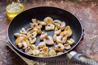 Фото приготовления рецепта: Перловая каша с грибами (в горшочках) - шаг №4
