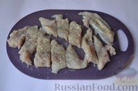Фото приготовления рецепта: Куриные наггетсы в сырно-крекерной панировке - шаг №4