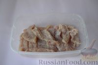 Фото приготовления рецепта: Куриные наггетсы в сырно-крекерной панировке - шаг №5