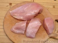 Фото приготовления рецепта: Куриное филе, тушенное в сливочно-чесночном соусе с зеленью - шаг №2