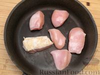 Фото приготовления рецепта: Куриное филе, тушенное в сливочно-чесночном соусе с зеленью - шаг №3