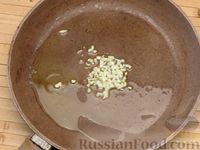 Фото приготовления рецепта: Куриное филе, тушенное в сливочно-чесночном соусе с зеленью - шаг №5