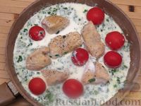 Фото приготовления рецепта: Куриное филе, тушенное в сливочно-чесночном соусе с зеленью - шаг №7