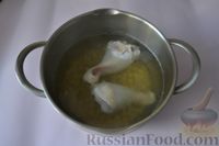 Фото приготовления рецепта: Пряный куриный суп с нутом и красной чечевицей - шаг №4