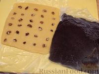 Фото приготовления рецепта: Полосатое песочное печенье с какао и орехами - шаг №11