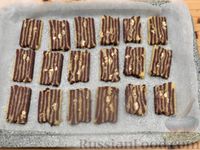 Фото приготовления рецепта: Полосатое песочное печенье с какао и орехами - шаг №17