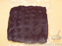 Фото приготовления рецепта: Полосатое песочное печенье с какао и орехами - шаг №12