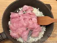 Фото приготовления рецепта: Филе индейки, тушенное со стручковой фасолью и сливками - шаг №5