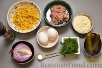 Фото приготовления рецепта: Салат с тунцом, кукурузой, солёными огурцами и яйцами - шаг №1