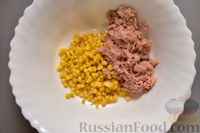 Фото приготовления рецепта: Салат с тунцом, кукурузой, солёными огурцами и яйцами - шаг №4